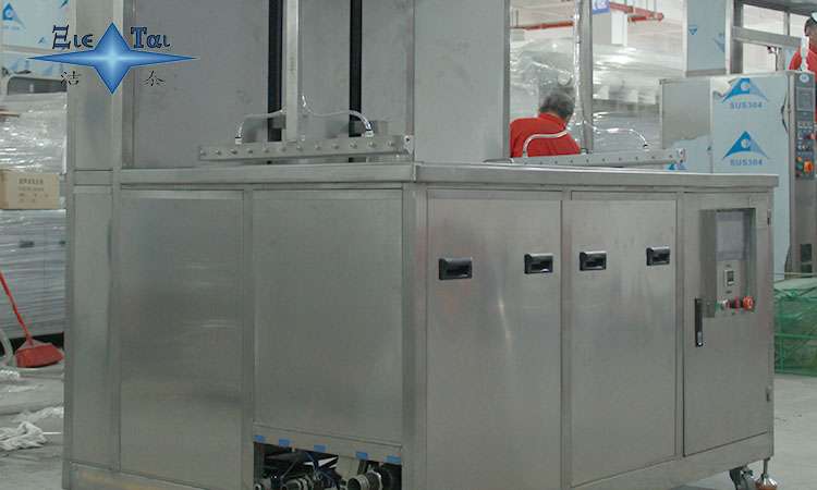 清洗金屬傳送帶：超聲波清洗機(jī)保持高效運(yùn)行與衛(wèi)生潔凈